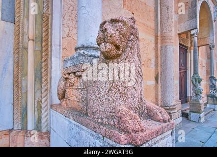 L'antica statua del leone è una base di colonne alla porta del Duomo di Piacenza Foto Stock