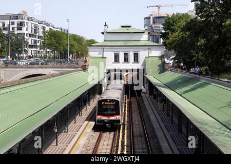 Linea U4 UBahn direzione Hütteldorf, Vienna, Austria Foto Stock