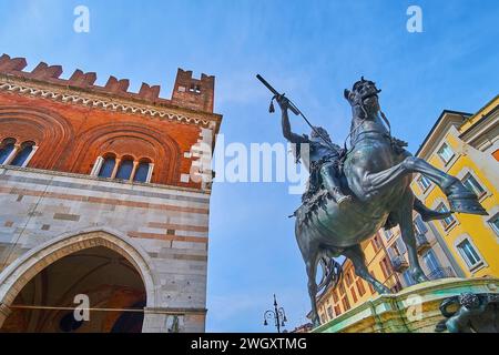 Statua equestre di Ranuccio Farnese al Palazzo Comunale in Piazza cavalli, Piacenza Foto Stock