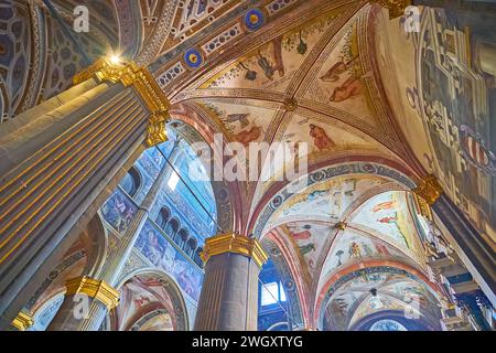 CREMONA, ITALIA - 6 APRILE 2022: Gli intricati affreschi sulla volta della Cattedrale di Santa Maria Assunta, Lombardia, Italia Foto Stock