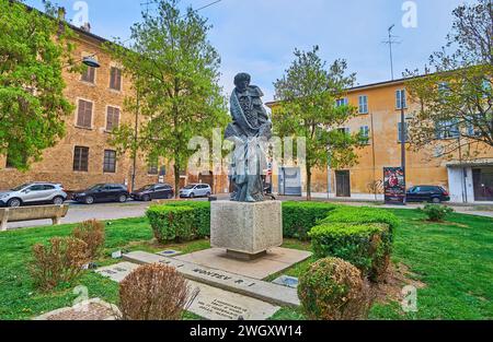 CREMONA, ITALIA - 6 APRILE 2022: Il monumento a Claudio Monteverdi nei giardini pubblici di Piazza Lodi, Lombardia, Italia Foto Stock