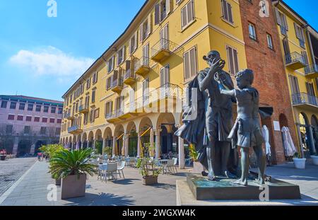 CREMONA, ITALIA - 6 APRILE 2022: La statua di Antonio Stradivari contro la casa storica con ristorante all'aperto, Cremona, Italia Foto Stock