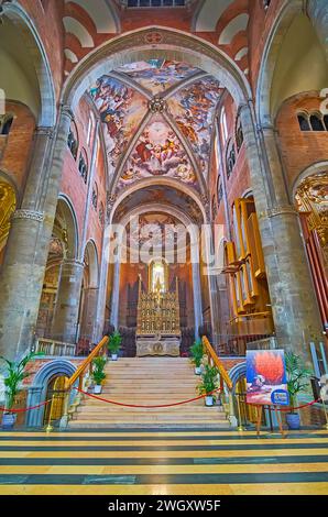 PIACENZA, ITALIA - 6 APRILE 2022: La Cappella principale affrescata con pala d'altare ornata e coro sullo sfondo, Cattedrale di Piacenza, Italia Foto Stock