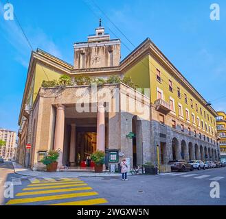 Il monumentale edificio della Galleria XXV aprile in corso campi a Cremona, Italia Foto Stock