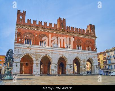 Piazza cavalli con Palazzo Comunale e statua equestre di Alessandro Farnese, Piacenza, Italia Foto Stock