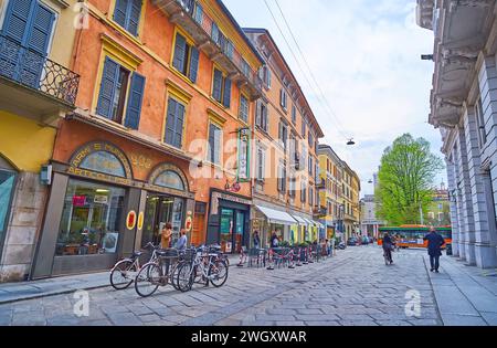 CREMONA, ITALIA - 6 APRILE 2022: Goditi la passeggiata serale su corso Giuseppe Mazzini, fiancheggiato da caffè e bar, Cremona, Italia Foto Stock
