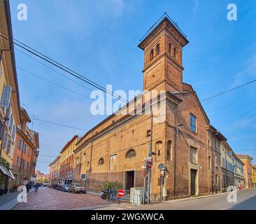 L'esterno in mattoni della Chiesa di San Rocco, situato all'angolo tra via Roma e via Legnano a Piacenza, Italia Foto Stock