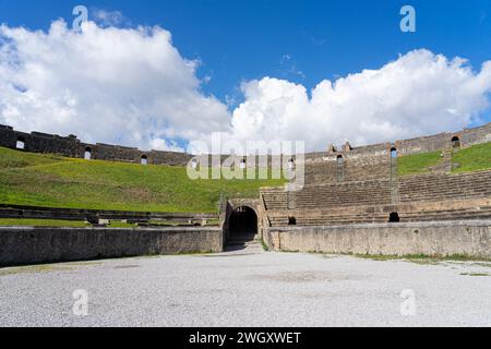 Mura e sedi dell'anfiteatro, o colosseo del parco archeologico di Pompei-Napoli-Italia Foto Stock