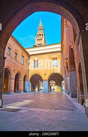 La vista attraverso l'arco sul piccolo Piazzale Federico II di Svevia nel cortile del Palazzo del comune di Cremona, Italia Foto Stock