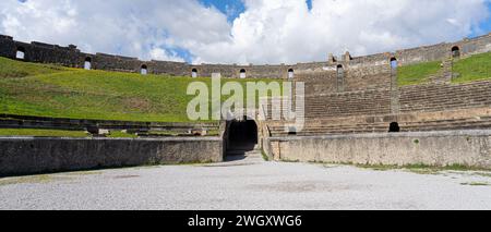 Mura e sedi dell'anfiteatro, o colosseo del parco archeologico di Pompei-Napoli-Italia Foto Stock