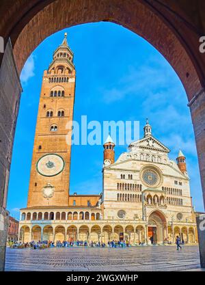 Cattedrale di Cremona con il suo campanile di Torrazzo attraverso l'arco del Palazzo del comune Foto Stock