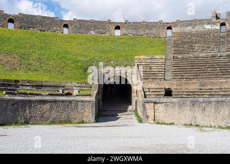 Mura e sedi dell'anfiteatro, o colosseo del parco archeologico di Pompei-Napoli-Italia Foto Stock