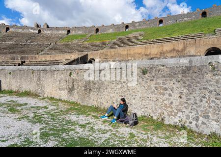 Mura e sedi dell'anfiteatro, o colosseo del parco archeologico di Pompei-Napoli-Italia Foto Stock