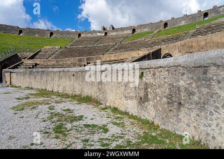 Mura e sedi dell'anfiteatro, o colosseo del parco archeologico di Pompei-Napoli-Italia Foto Stock