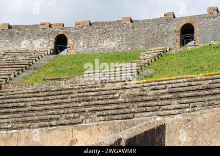 Mura e sedi dell'anfiteatro, o colosseo del parco archeologico di Pompei-Napoli-Italia Foto Stock