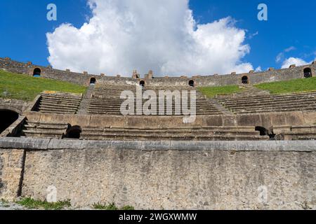 Mura e sedi dell'anfiteatro, o colosseo del parco archeologico di Pompei-Napoli-Italia Foto Stock