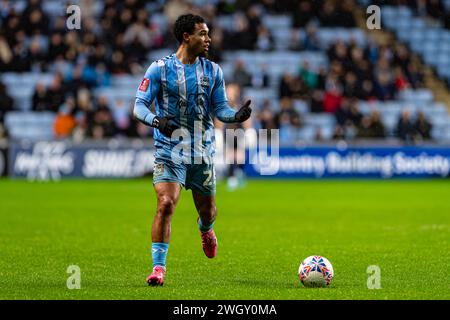 6 febbraio 2024; Coventry Building Society Arena, Coventry, Inghilterra; fa Cup Football, quarto round Replay, Coventry City contro Sheffield Wednesday; Milan van Ewijk di Coventry sul ballo Foto Stock