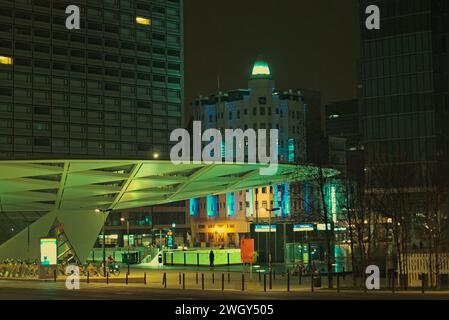 Bruxelles, Belgio. 5 febbraio 2024. Edificio illuminato e guglia luminosa. L'edificio Starbucks. Grattacieli di Bruxelles. Luce nelle finestre Foto Stock