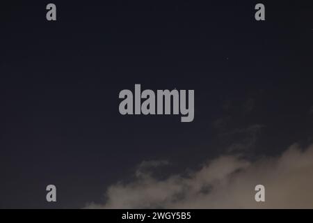 Cielo notturno californiano con alcune stelle sullo sfondo. Foto Stock