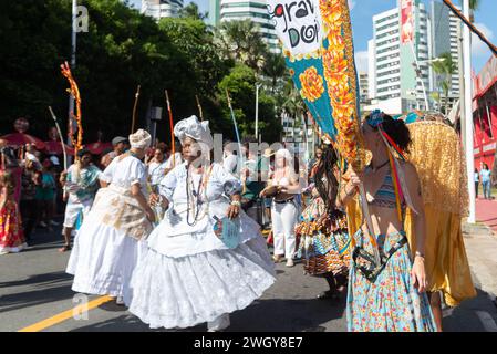 Salvador, Bahia, Brasile - 3 febbraio 2024: Gruppi culturali si vedono ballare durante la sfilata pre-carnevale di Fuzue nella città di Salvador, Bahia. Foto Stock