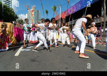 Salvador, Bahia, Brasile - 3 febbraio 2024: Il tradizionale gruppo di capoeira viene visto suonare e ballare durante la sfilata pre-carnevalesca di Fuzue nella città Foto Stock