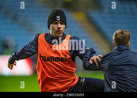 6 febbraio 2024; Coventry Building Society Arena, Coventry, Inghilterra; fa Cup Football, quarto round Replay, Coventry City contro Sheffield Wednesday; Callum o'Hare di Coventry durante il riscaldamento pre-partita esclusivamente per uso editoriale. Divieto di utilizzo con audio, video, dati, elenchi di incontri, logo di club/campionato o servizi "live" non autorizzati. Utilizzo online in-match limitato a 120 immagini, senza emulazione video. Non è consentito l'uso in scommesse, giochi o pubblicazioni per club/campionato/giocatore singolo Foto Stock