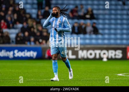 6 febbraio 2024; Coventry Building Society Arena, Coventry, Inghilterra; fa Cup Football, quarto round Replay, mercoledì tra Coventry City e Sheffield; Kasey Palmer di Coventry celebra il gol di apertura/i3m per il 1-0 esclusivamente per uso editoriale. Divieto di utilizzo con audio, video, dati, elenchi di incontri, logo di club/campionato o servizi "live" non autorizzati. Utilizzo online in-match limitato a 120 immagini, senza emulazione video. Non è consentito l'uso in scommesse, giochi o pubblicazioni per club/campionato/giocatore singolo Foto Stock