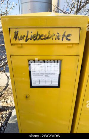 Gelber Briefkasten der Deutsche Post mit der Aufschrift ,Nur Liebesbriefe, Symbolfoto, Symbolbild, Feature, in Wolfratshausen Bayern, AM 30.12.2023 *** Letterbox giallo Deutsche Post con l'iscrizione solo lettere d'amore, foto simbolo, immagine simbolo, caratteristica, in Wolfratshausen Baviera , il 30 12 2023 Foto Stock