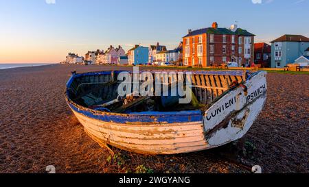 Aldeburgh, Regno Unito - 6 gennaio 2023: Alba sulla spiaggia di Aldeburgh, Suffolk, Regno Unito Foto Stock