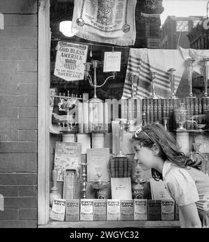 Giovane ragazza che guarda in vetrina del negozio ebraico, Broome Street, New York City, New York, USA, Marjory Collins, U.S. Office of War Information, Foto Stock