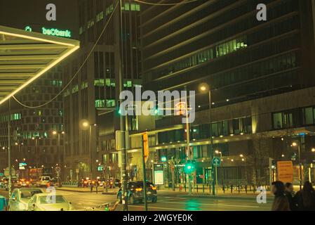 Bruxelles, Belgio. 5 febbraio 2024. Facciata degli edifici di notte. Fotografia notturna, strada e auto. Illuminazione per la circolazione su strada. Semaforo notturno Foto Stock