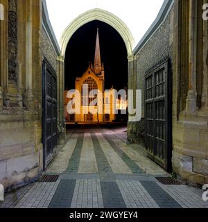 Norwich, Regno Unito - 15 ottobre 2023: Vista notturna della Cattedrale di Norwich, Norfolk, Regno Unito Foto Stock