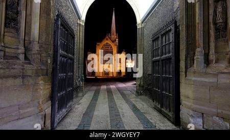 Norwich, Regno Unito - 15 ottobre 2023: Vista notturna della Cattedrale di Norwich, Norfolk, Regno Unito Foto Stock