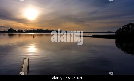 Hickling Broad, Regno Unito - 16 ottobre 2023: Tramonto su Hickling Broad, Norfolk Broads, Regno Unito Foto Stock