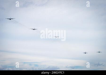 Da sinistra a destra, due aerei C-130H Hercules della U.S. Air Force, assegnati al 180th Airlift Squadron, Missouri Air National Guard, un C-130J Hercules, con il 61st Airlift Squadron, un C-17 Globemaster III, con il 97th Air Mobility Wing, e un C-5M Super Galaxy, assegnato al 22nd Airlift Squadron, volano in formazione sopra Fort Huachuca, Arizona, durante l'addestramento invernale presso l'Advanced Airlift Tactics Training Center, il 25 gennaio 2024. La formazione invernale è una pausa dal programma regolare dei corsi, in cui gli istruttori di AATTC modificano gli scenari di formazione per l'anno successivo e li eseguono, Foto Stock