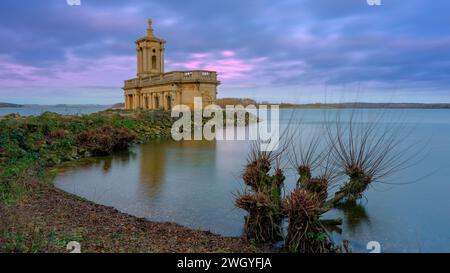 Rutland, Regno Unito - 17 dicembre 2023: Alba su Normanton Church e Rutland Water Foto Stock