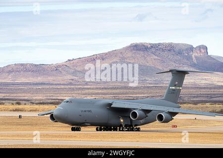 Un aereo C-5M Super Galaxy della U.S. Air Force, assegnato al 22nd Airlift Squadron, atterra a Fort Huachuca, in Arizona, durante l'addestramento invernale per l'Advanced Airlift Tactics Training Center, il 25 gennaio 2024. La formazione invernale è una pausa dal programma regolare dei corsi, in cui gli istruttori di AATTC modificano gli scenari formativi per l'anno successivo e li eseguono, con l'aiuto delle unità ospiti, per mantenere le loro competenze aggiornate. Questa è la prima volta che un C-5 ha praticato tattiche insegnate presso l'AATTC. Dal 1983 l'AATTC ha fornito addestramento tattico avanzato agli equipaggi di mobilità dell'Air nati Foto Stock