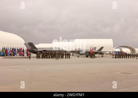 I Marines statunitensi con Marine Fighter Attack Squadron 214 (VMFA-214), 3rd Marine Aircraft Wing, partecipano a una cerimonia di cambio di comando presso la Marine Corps Air Station di Yuma, Arizona, 1 febbraio 2024. Durante la cerimonia del cambio di comando il tenente colonnello Christopher J. Kelly, comandante uscente, rinunciò al comando del tenente colonnello Robert F. Guyette, comandante in arrivo. (U.S. Marine Corps foto di Lance Cpl. Elizabeth Gallagher) Foto Stock