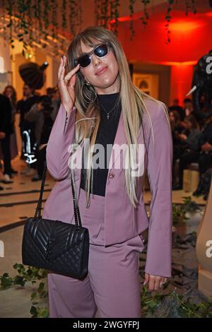 SFILATA DI MODA Annemarie Eilfeld bei der ANJA GOCKEL im Rahmen der Berlin Fashion Week Herbert/Inverno 2024 im Hotel Adlon Kempinski a Berlino AM 05.02.2024 *** Annemarie Eilfeld alla SFILATA ANJA GOCKEL nell'ambito della settimana della moda di Berlino inverno 2024 all'Hotel Adlon Kempinski di Berlino il 05 02 2024 Foto Stock