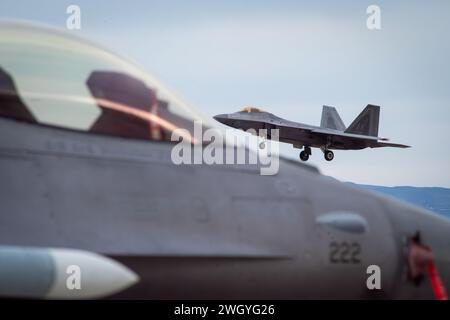 Un F-22 Raptor assegnato al 525th Expeditionary Fighter Squadron, 3rd Air Expeditionary Wing, Joint base Elmendorf-Richardson, Alaska, si prepara ad atterrare sulla pista durante l'esercitazione Bamboo Eagle presso Nellis Air Force base, Nevada, 31 gennaio 2024. BE 24-1 è stato un primo esercizio del suo genere diretto dallo U.S. Air Force Warfare Center ed era composto da circa 3.000 membri del servizio congiunto degli Stati Uniti, alleati e partner della Royal Air Force e della Royal Australian Air Force, e più di 150 aeromobili di 24 unità sparse in più di 10 sedi negli Stati Uniti occidentali attraverso l'uso di d Foto Stock