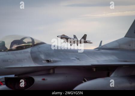 Un F-22 Raptor assegnato al 525th Expeditionary Fighter Squadron, 3rd Air Expeditionary Wing, Joint base Elmendorf-Richardson, Alaska, si prepara ad atterrare sulla pista durante l'esercitazione Bamboo Eagle presso Nellis Air Force base, Nevada, 31 gennaio 2024. BE 24-1 è stato un primo esercizio del suo genere diretto dallo U.S. Air Force Warfare Center ed era composto da circa 3.000 membri del servizio congiunto degli Stati Uniti, alleati e partner della Royal Air Force e della Royal Australian Air Force, e più di 150 aeromobili di 24 unità sparse in più di 10 sedi negli Stati Uniti occidentali attraverso l'uso di d Foto Stock