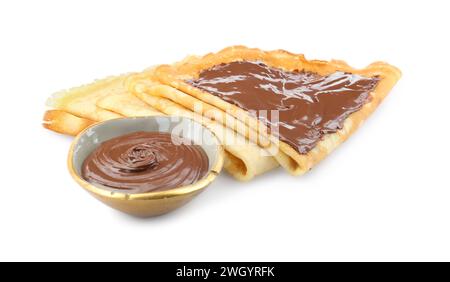 Crepes gustose con pasta di cioccolato isolata su bianco Foto Stock