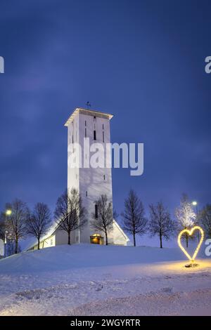Chiesa di Bjerkvik di notte in inverno, vicino Narvik, comune di Narvik, Contea di Nordland, Norvegia, Scandinavia, Europa Foto Stock