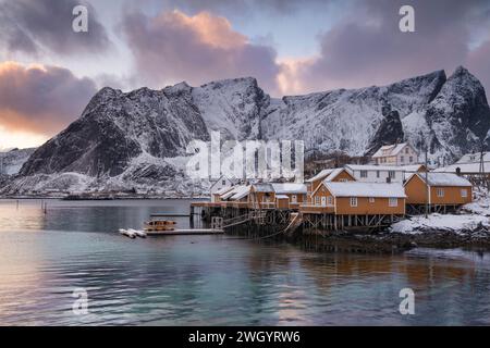 Yellow Norwegian Rorbuer Cabins in inverno al tramonto, Sakrisoy, Moskenes Municipality, Nordland County, Lofoten Islands, Norvegia, Scandinavia, Europa Foto Stock