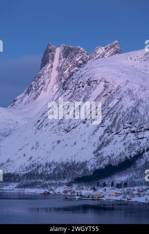Il villaggio di Bergsbotn e Bergsfjord all'alba sostenuto dal monte Luttinden in inverno, la catena montuosa di Bergsbotn, Senja, Troms og Finnmark County, Nor Foto Stock
