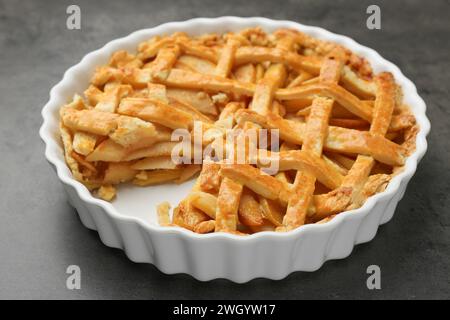 Gustosa torta di cotogna fatta in casa su un tavolo grigio, primo piano Foto Stock