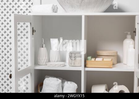 Diversi prodotti per la cura personale e accessori da bagno nel lavandino del bagno Foto Stock