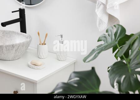 Diversi accessori per il bagno e prodotti per la cura personale Foto Stock