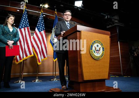 Washington, Stati Uniti. 6 febbraio 2024. Il presidente della camera Mike Johnson (R-LA) parla a una conferenza stampa al Campidoglio degli Stati Uniti. (Foto di Michael Brochstein/Sipa USA) credito: SIPA USA/Alamy Live News Foto Stock