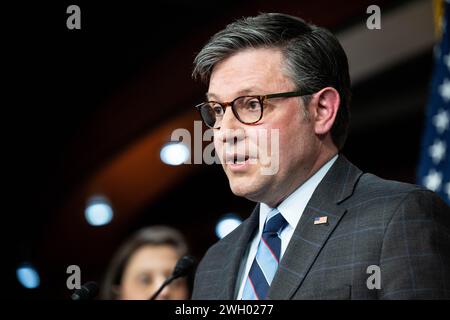 Washington, Stati Uniti. 6 febbraio 2024. Il presidente della camera Mike Johnson (R-LA) parla a una conferenza stampa al Campidoglio degli Stati Uniti. (Foto di Michael Brochstein/Sipa USA) credito: SIPA USA/Alamy Live News Foto Stock